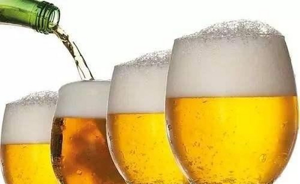 一杯的白酒相当于多少瓶的啤酒呢？